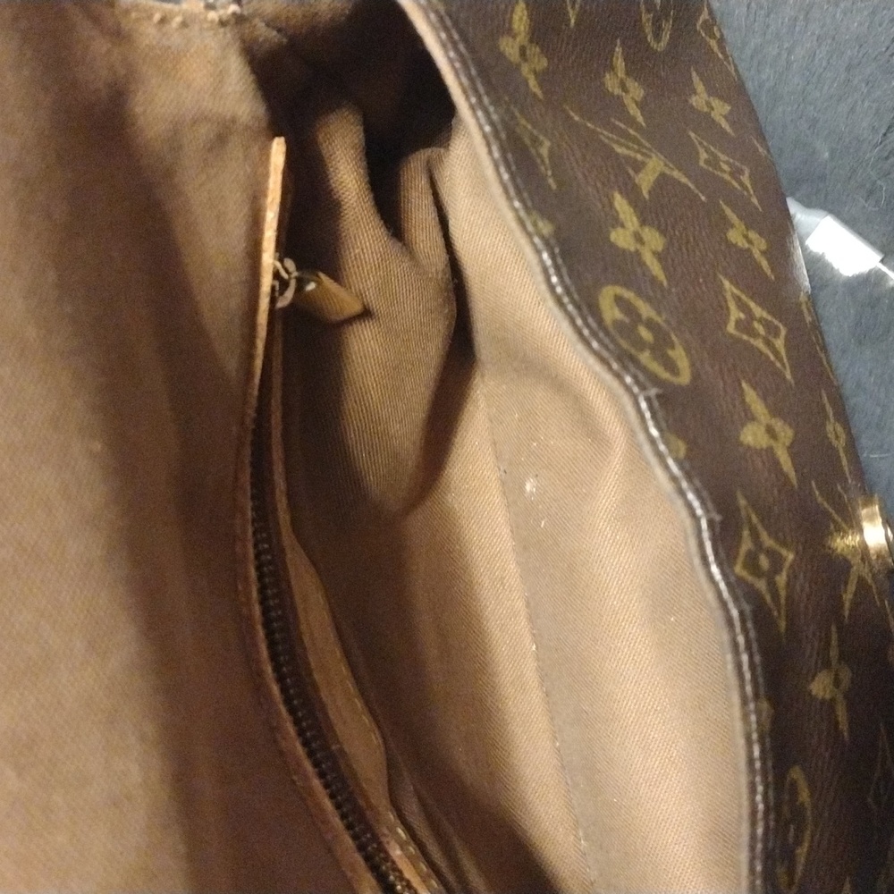 Louis Vuitton purse